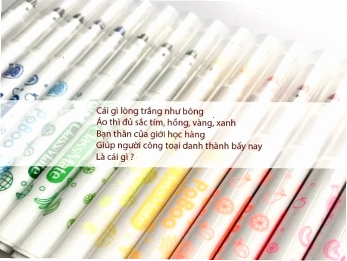 Bé đang sắp xếp đồ dùng học tập vào hộp bút