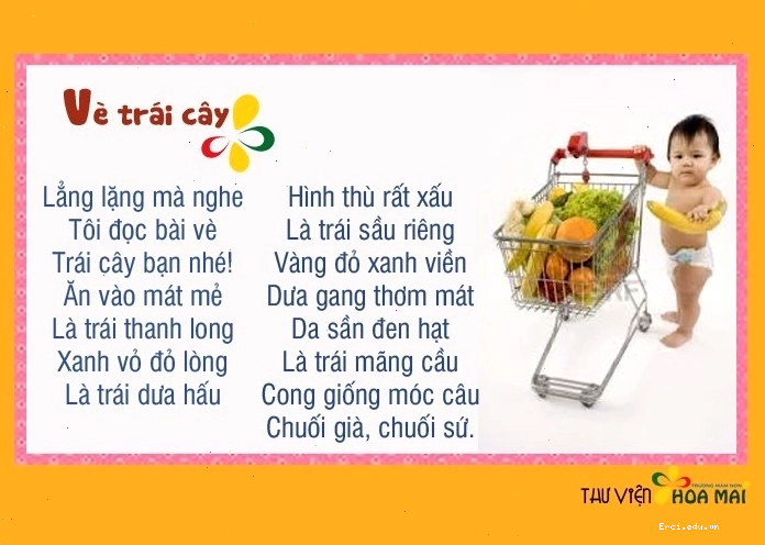 Bé gái thích thú nhìn ngắm các loại trái cây tươi ngon