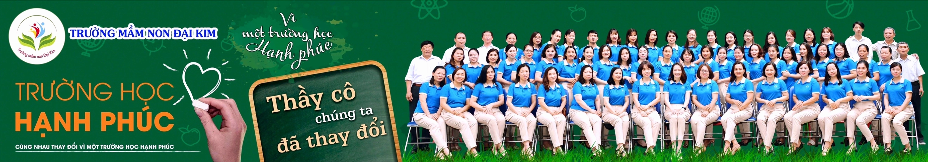 Bé gái thích thú với những giọt mưa