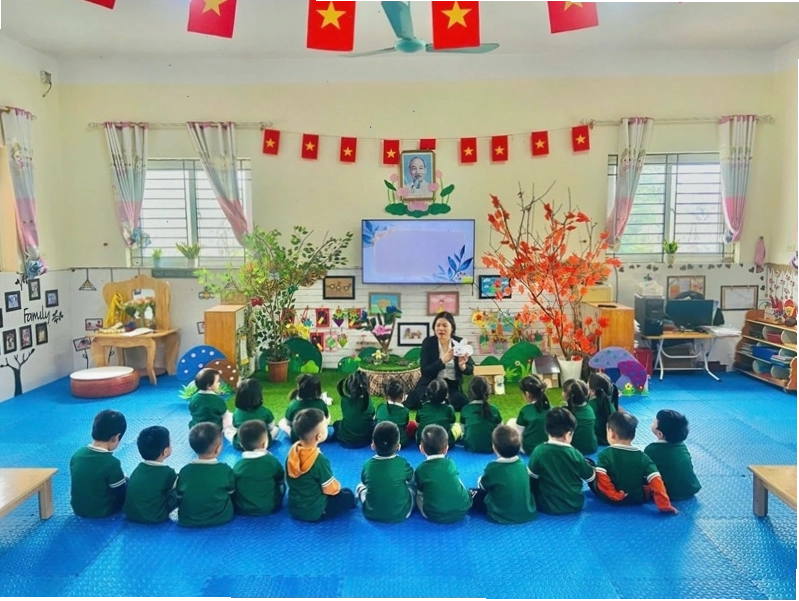 Bé làm đồ chơi từ vật liệu tái chế liên quan đến nước
