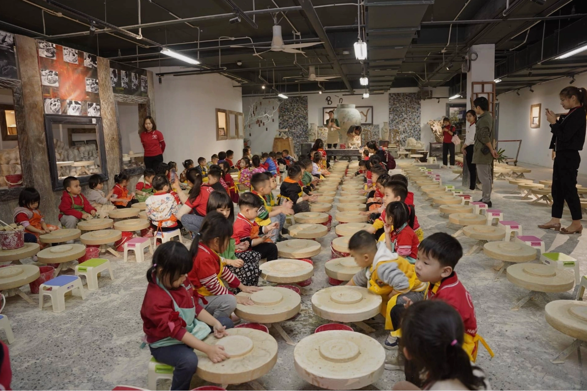 Bé vui chơi, nặn gốm tại làng gốm Bát Tràng
