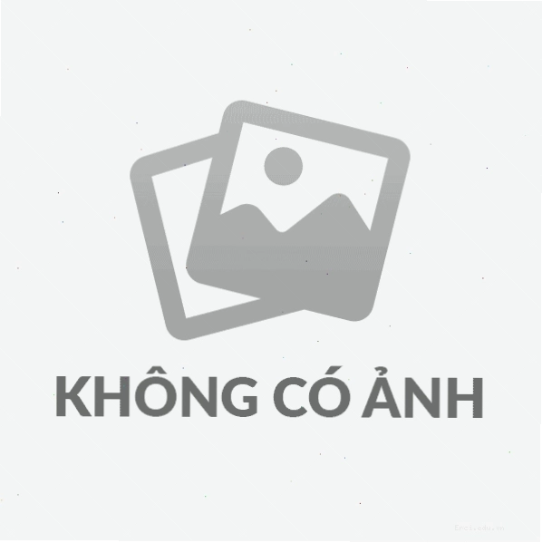 Bé vui chơi với các bạn trong lớp học