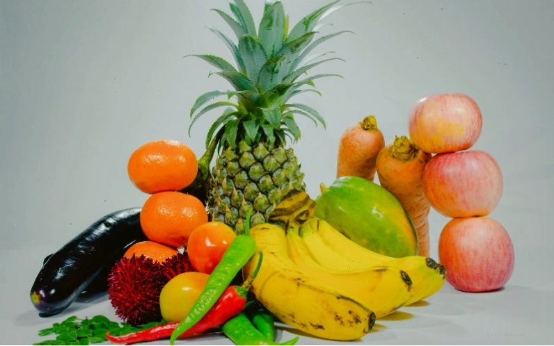 Bé vui vẻ giải câu đố về trái cây
