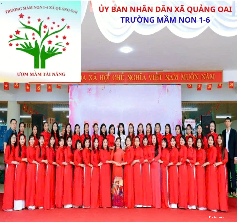 Bé vui vẻ hát đồng dao về bản thân