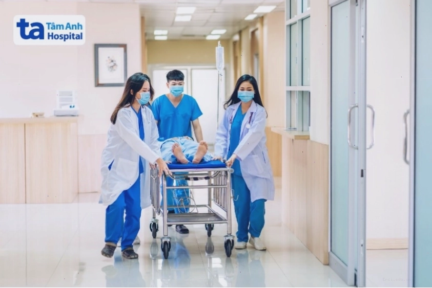 Bệnh nhân tập vật lý trị liệu phục hồi liệt mặt