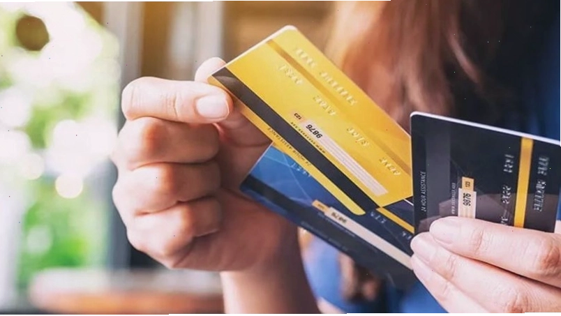 Biểu đồ so sánh lợi ích và hạn chế của thẻ tín dụng và thẻ ghi nợ