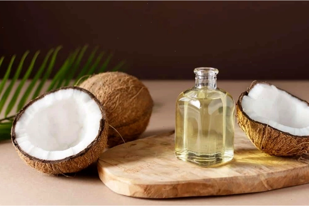 Bôi kem dưỡng ẩm lên vùng má bị chàm sữa của bé