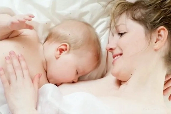 Bú sữa mẹ giúp tăng cường sức đề kháng cho trẻ