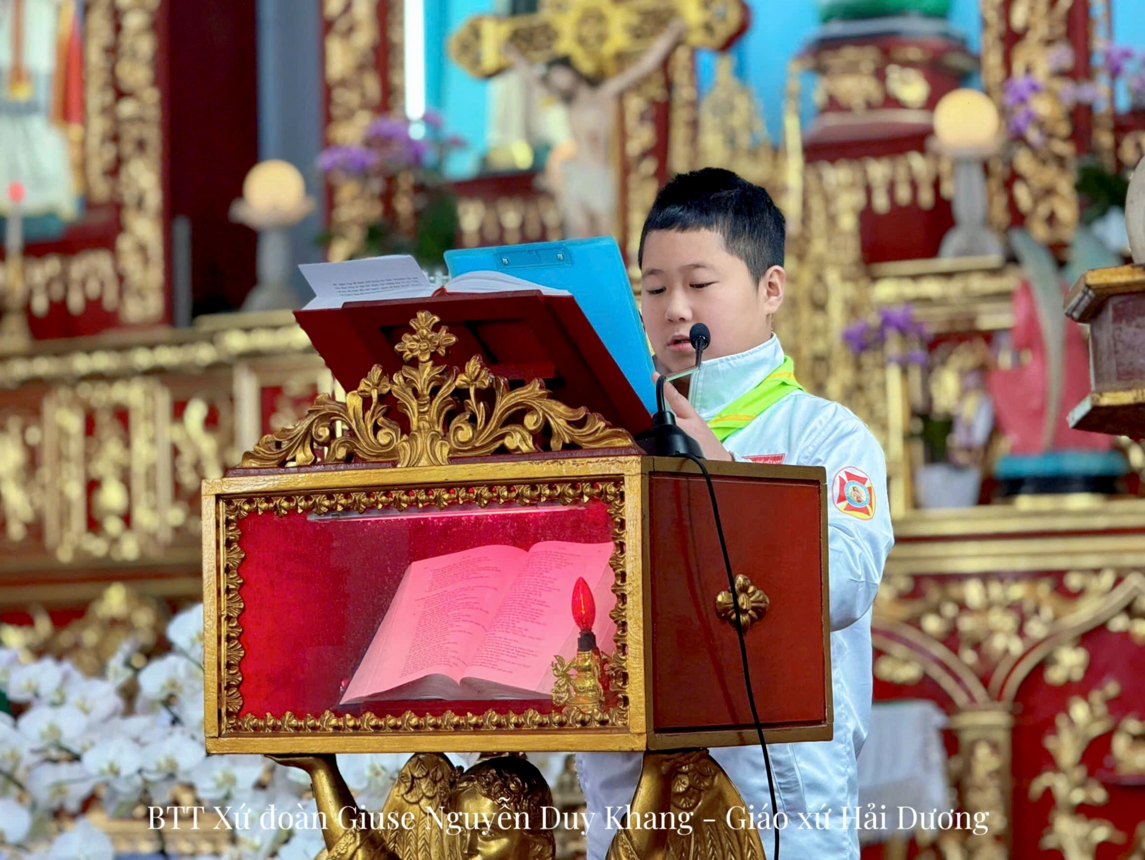 Các em vui vẻ tham gia trò chơi sút bóng vào gôn