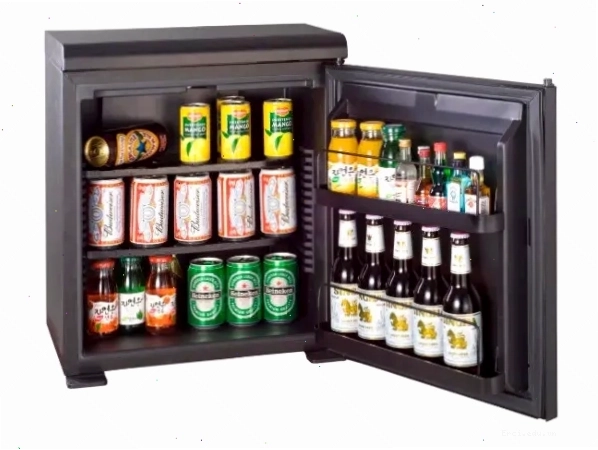 Các loại đồ uống và đồ ăn nhẹ được phân loại rõ ràng trong minibar