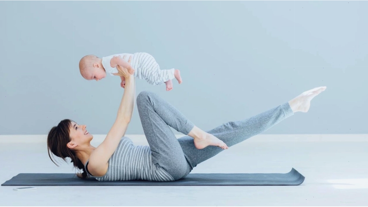 Các mẹ có thể cùng bé tập các bài tập nhẹ nhàng để phục hồi sau sinh