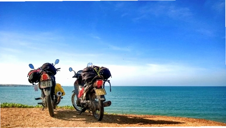 Cắm trại và đốt lửa trại bên hồ