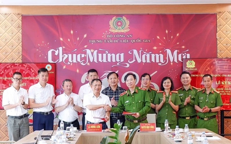 Cán bộ BHXH Việt Nam làm việc tại Trung tâm Dữ liệu quốc gia