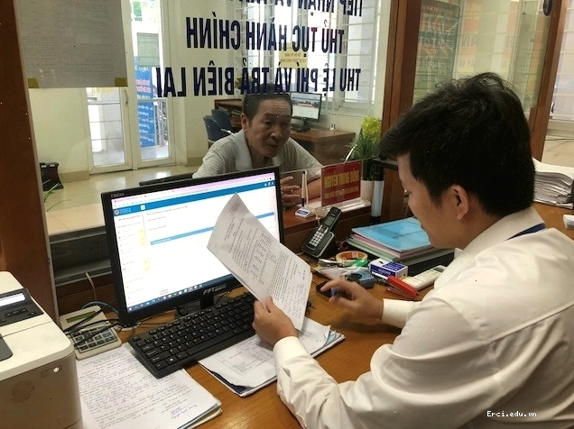 Cán bộ và công chức đều là những người làm việc trong bộ máy nhà nước