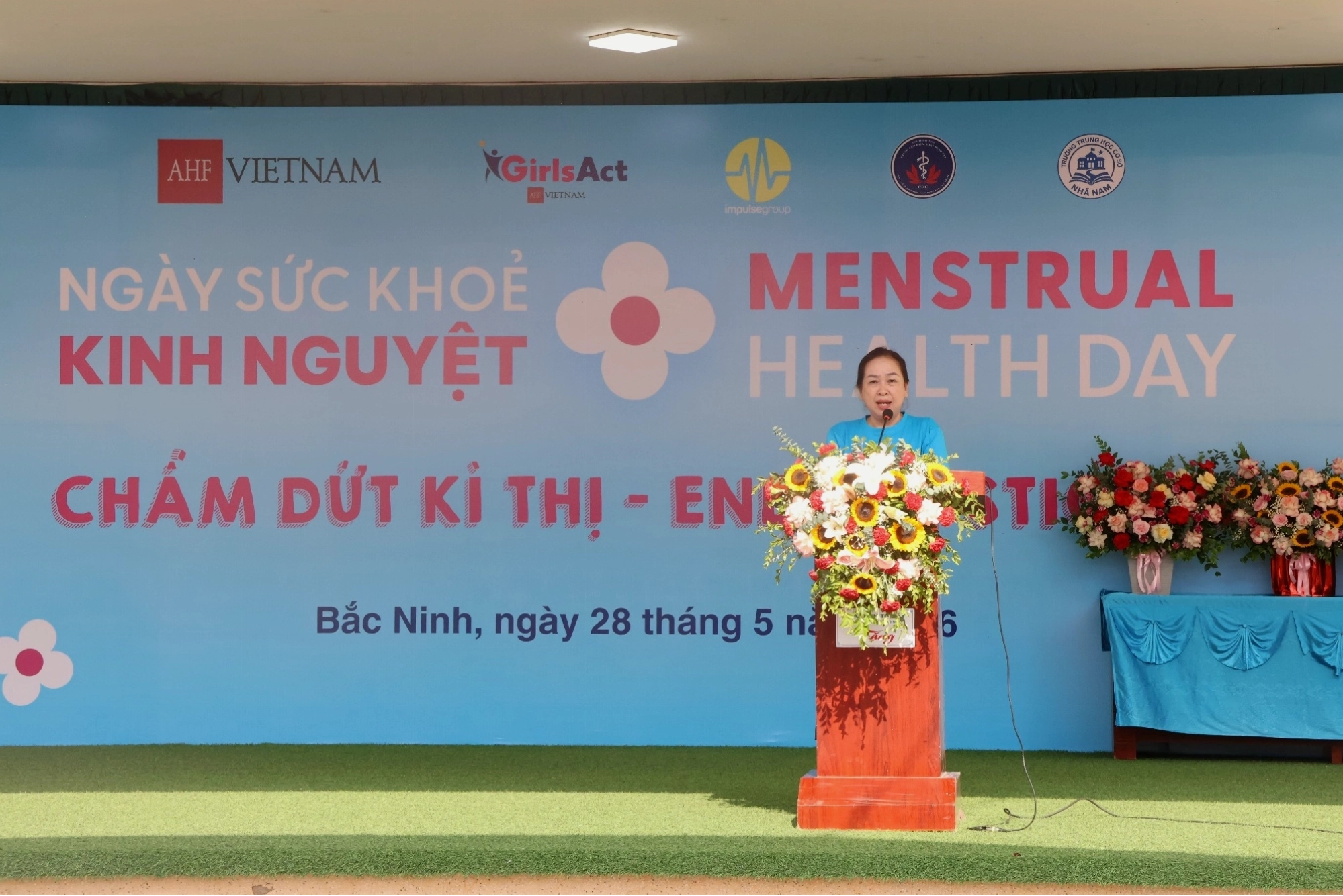 Cán bộ y tế tuyên truyền về bảo vệ môi trường
