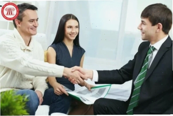 Cảng đường thủy nội địa với các hoạt động bốc xếp hàng hóa