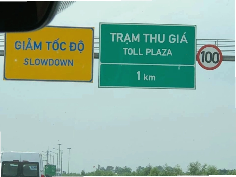 Cảnh quan đường cao tốc hiện đại, sạch đẹp