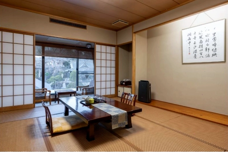 Cảnh quan khu vực tắm onsen ngoài trời tại một ryokan