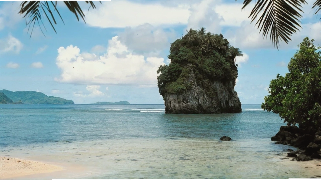 Cảnh quan thiên nhiên tuyệt đẹp của American Samoa với bãi biển xanh ngắt và núi non hùng vĩ