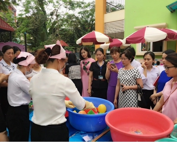 Cảnh quan xanh sạch đẹp với cây cối và bầu trời