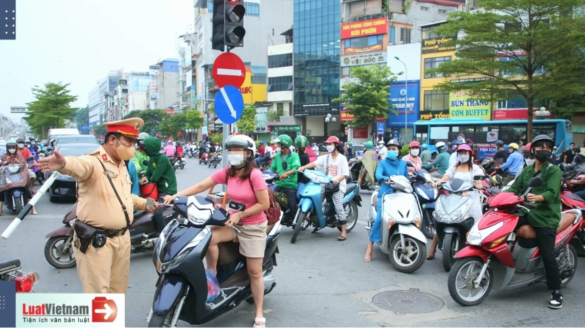Cảnh sát giao thông xử lý lỗi đi ngược chiều