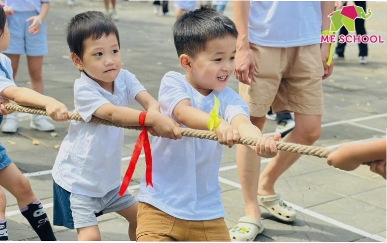 Cảnh trẻ em vui chơi trong lớp học