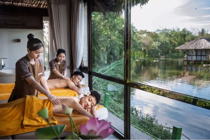 Cặp đôi cùng nhau xem phim tại rạp chiếu phim ngoài trời