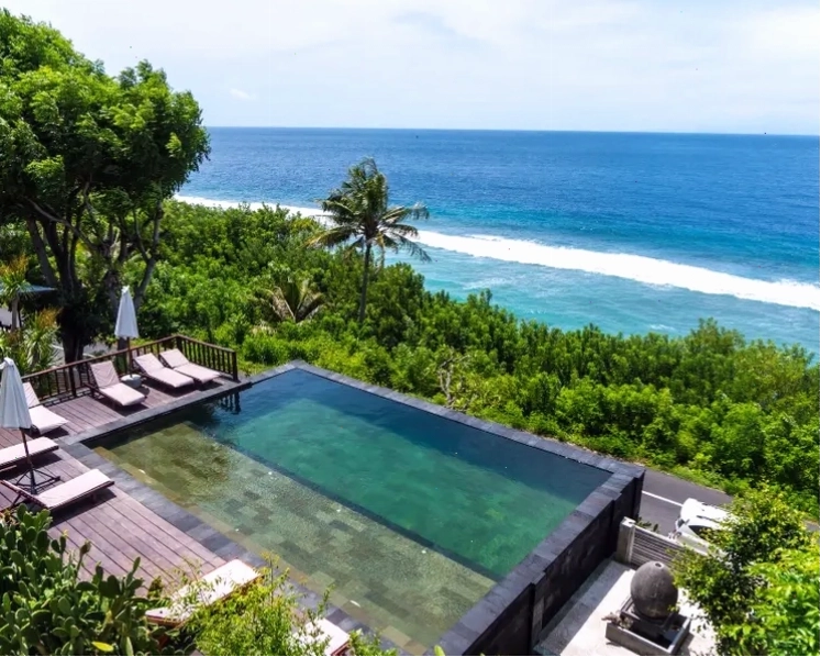 Cặp đôi thư giãn tại một khu nghỉ dưỡng retreat