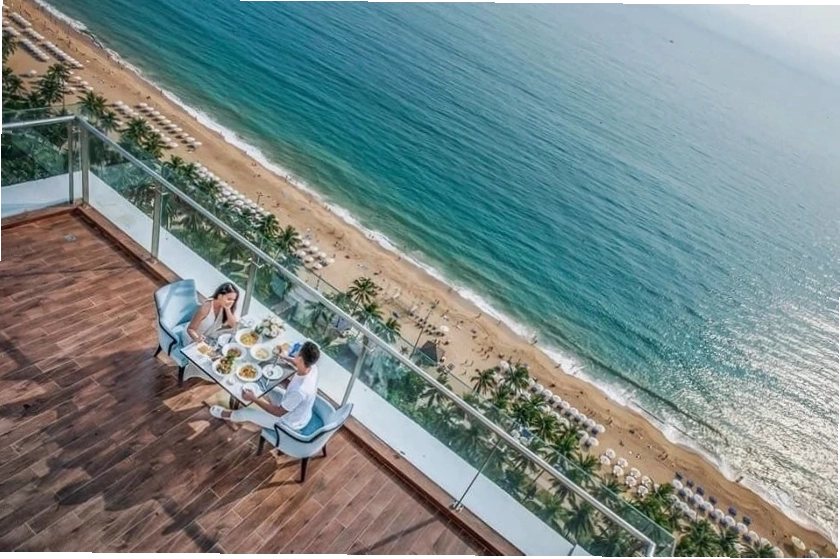 Cặp đôi thưởng thức bữa tối lãng mạn tại nhà hàng