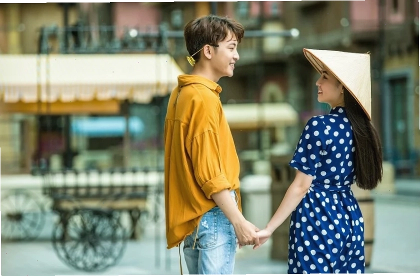 Cặp đôi trao nhau ánh mắt tình tứ