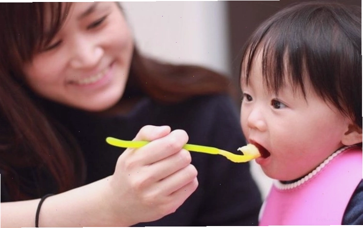 Cha mẹ có thể bón cho bé ăn thạch rau câu từng miếng nhỏ để tránh bị hóc