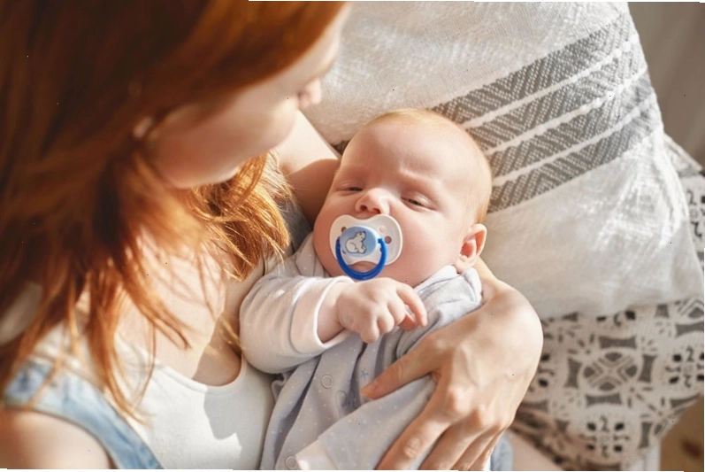Cha mẹ có thể cho bé ngậm ti giả để chữa nấc