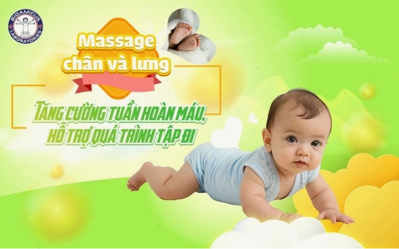 Cha mẹ đang massage chân cho bé để kích thích tuần hoàn máu