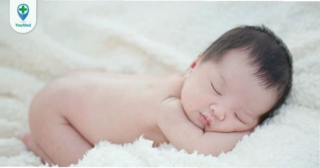 Cha mẹ nên định hướng và kiểm soát việc sử dụng thiết bị điện tử của trẻ