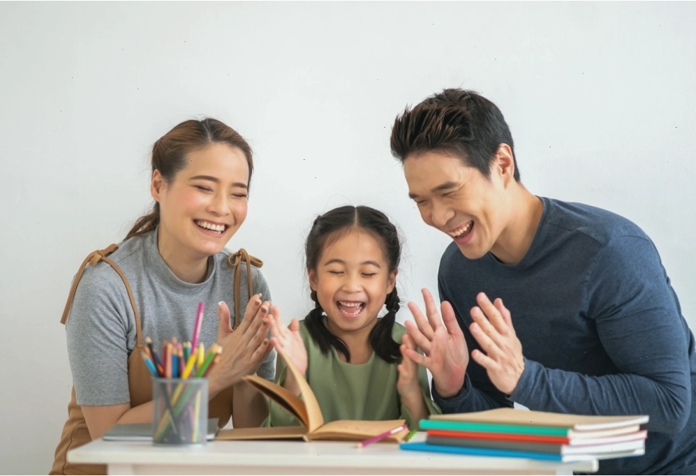 Cha mẹ và bé cùng vui đùa với đồng dao