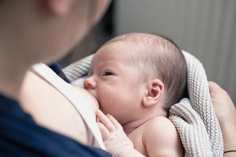 Cho bé bú sữa là cách chữa nấc cho trẻ sơ sinh hiệu quả