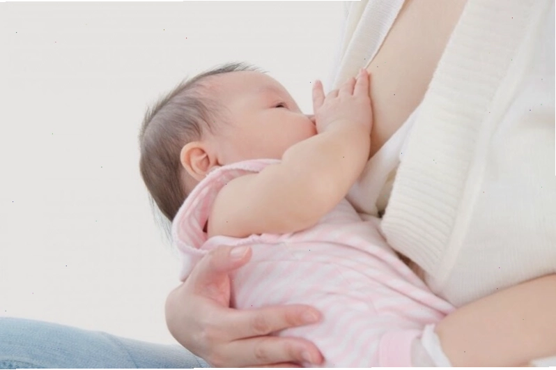 Cho con bú giúp giảm đau dạ con