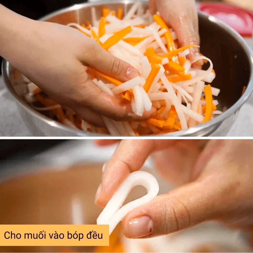 Cho muối vào rau củ và bóp đều tay