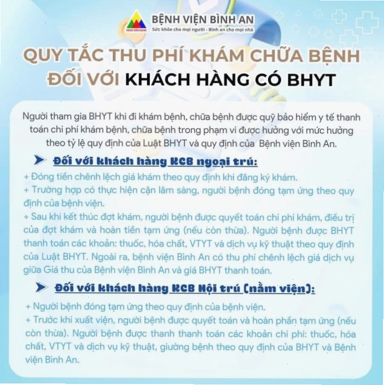 Chủ nhân đang vui đùa nhẹ nhàng với mèo
