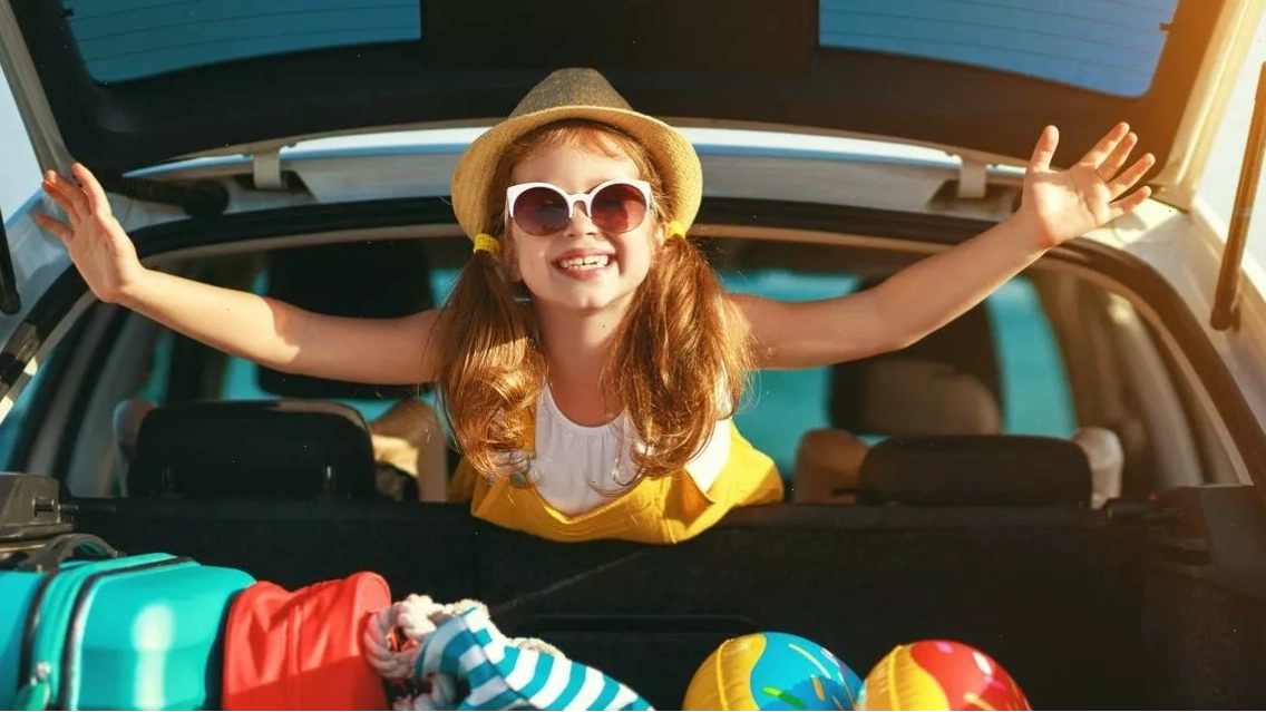 Chuẩn bị cho một chuyến road trip với đầy đủ hành lý và bản đồ