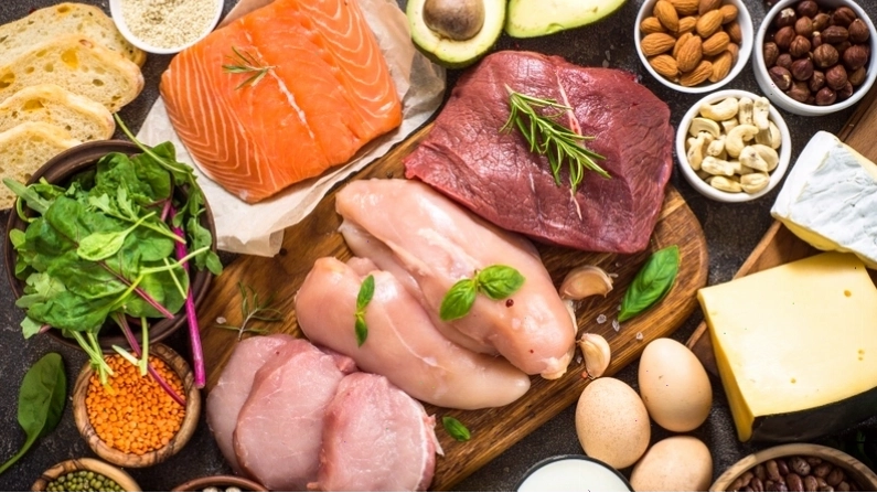 Chườm ấm vùng bụng dưới để giảm đau bụng kinh