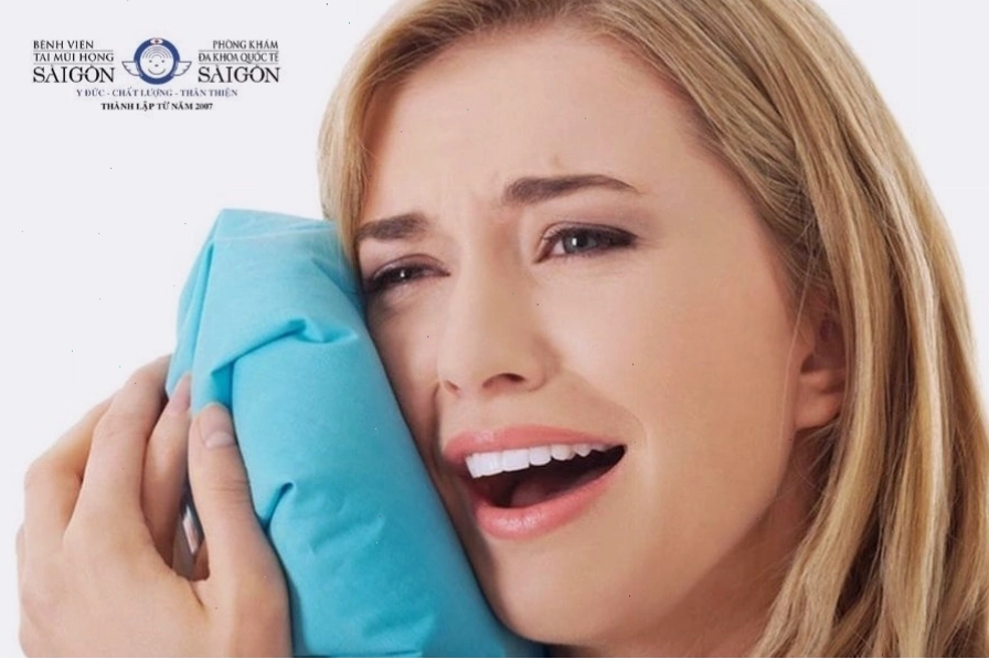 Chườm đá lạnh giúp tê liệt dây thần kinh và giảm đau nhức răng