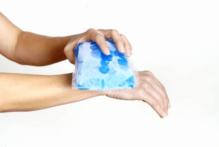 Chườm lạnh là một trong những đáp án của câu hỏi trật khớp cổ tay phải làm sao.