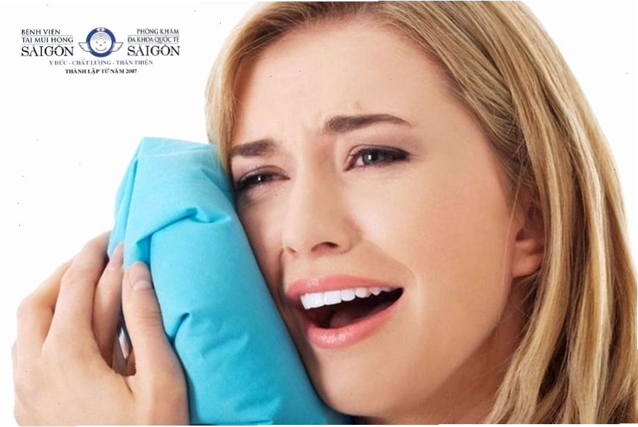 Chườm lạnh vùng má ngoài giúp giảm sưng và giảm đau nhức răng hiệu quả