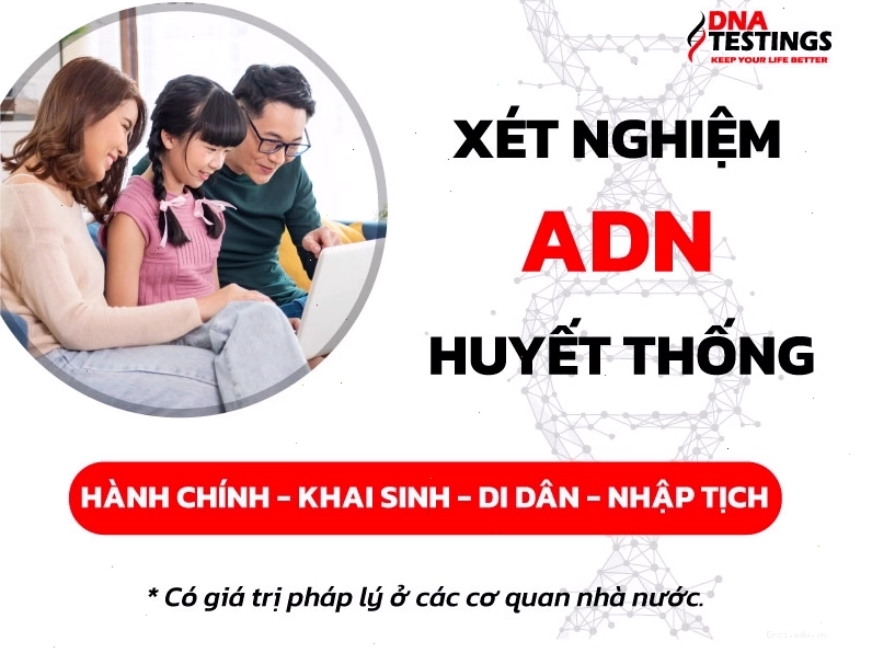 Chuyên gia phân tích mẫu ADN tại phòng thí nghiệm