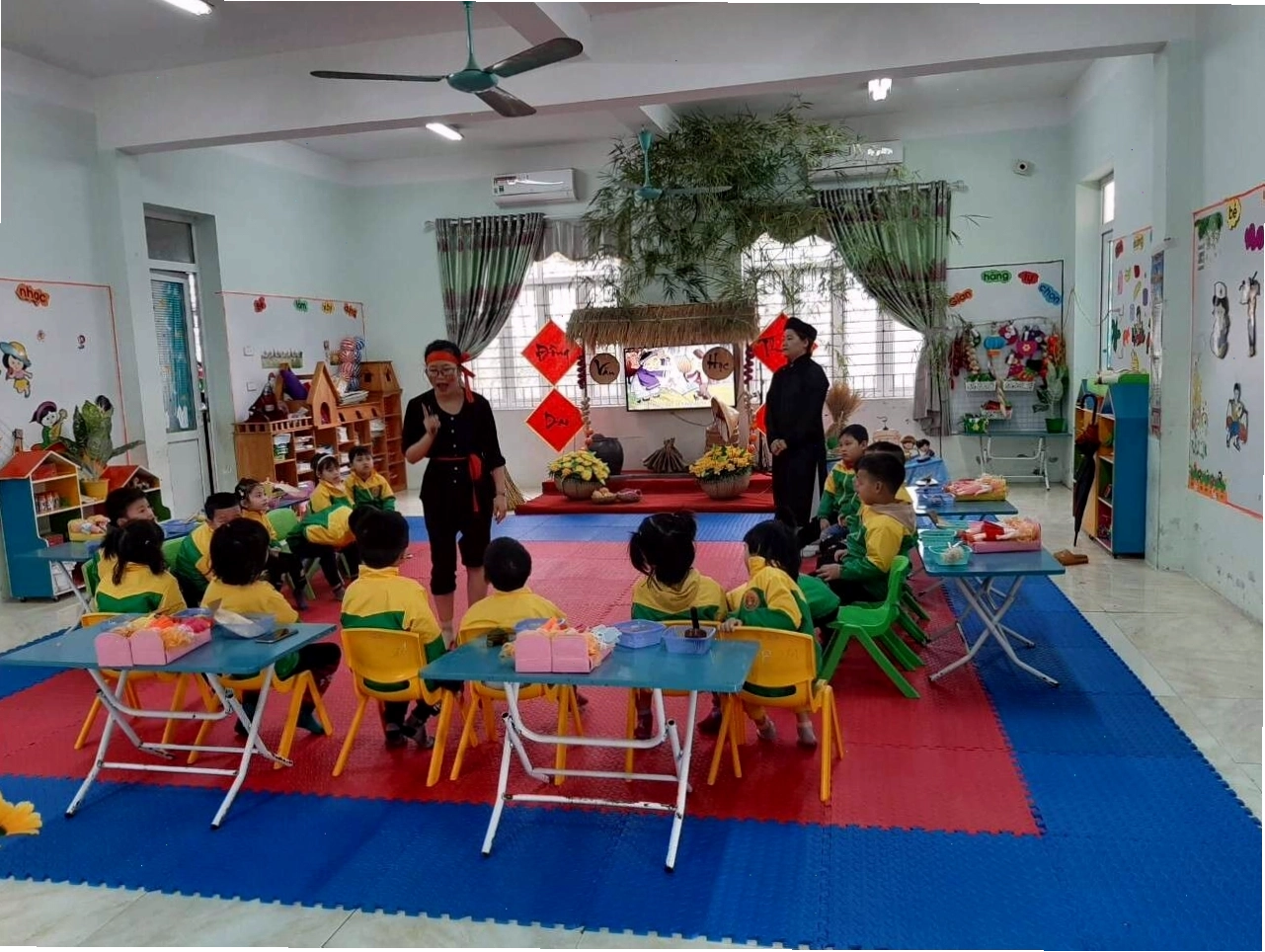 Cô giáo giới thiệu bài đồng dao Thằng Bờm với hình ảnh sinh động