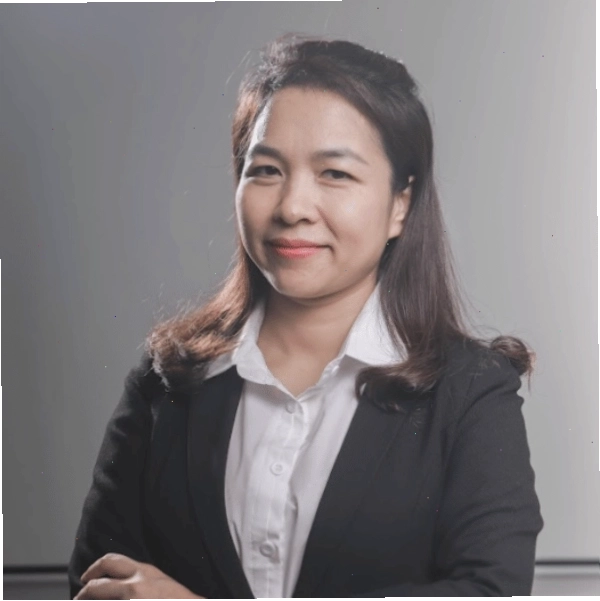 Cô Lương Thị Mơ và các em học sinh trong một hoạt động ngoại khóa
