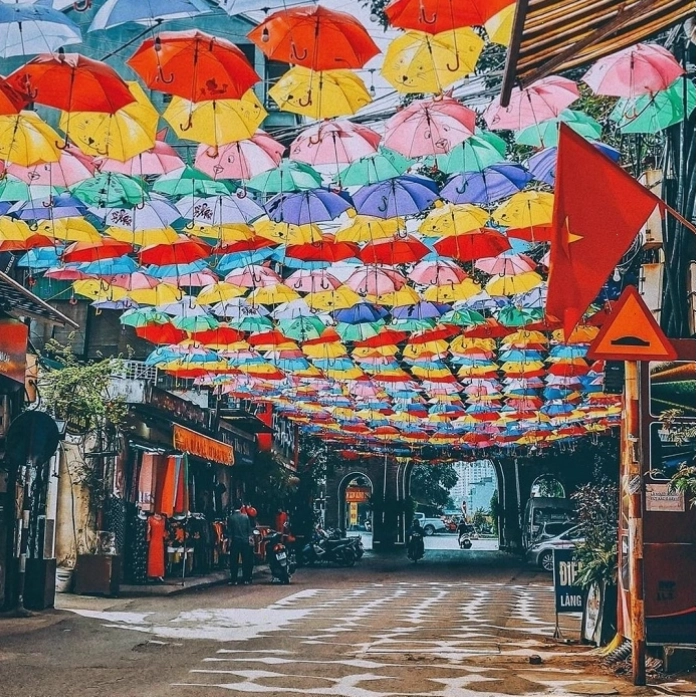 Con đường ô đầy màu sắc tại Làng Lụa Vạn Phúc
