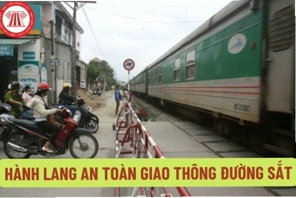 Công nhân bảo trì đường sắt gần khu vực đường ngang