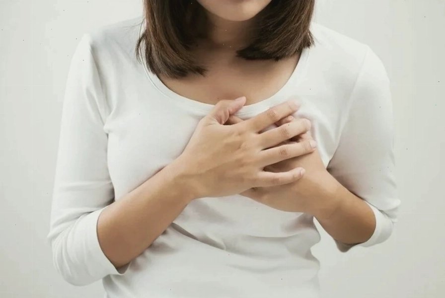 Đau ngực là dấu hiệu phổ biến xuất hiện cả trước kỳ kinh lẫn trong giai đoạn đầu mang thai